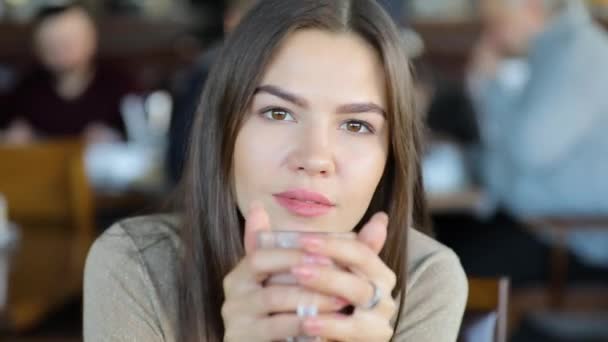 Closeup retrato de alegre jovem mulher bebendo cacau no café — Vídeo de Stock