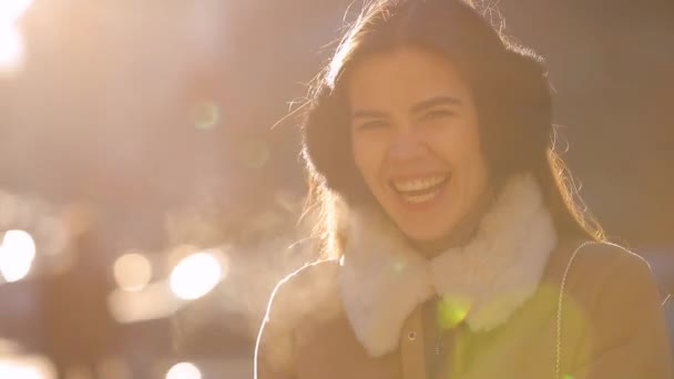 Joven mujer positiva riendo en la fría ciudad de invierno — Vídeo de stock