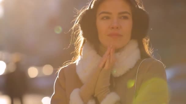 Buiten vrouw portret in koude winter stad — Stockvideo