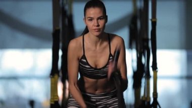 Atletik kadının spor salonunda bir ip ile çapraz uygun egzersizler yapması