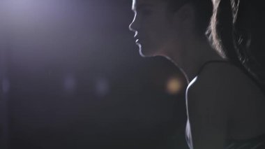 Atletik kadının spor salonunda bir ip ile çapraz uygun egzersizler yapması