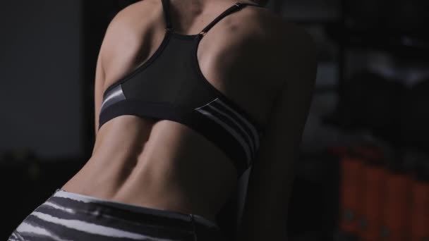 Baksidan av kvinnliga kroppen träning i gym — Stockvideo
