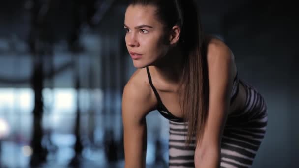 Mujer Joven Haciendo Ejercicio Con Mancuerna Gimnasio — Vídeo de stock