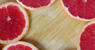 Döndürme, greyfurt üstten görünüm sırasında bir meyve koymak