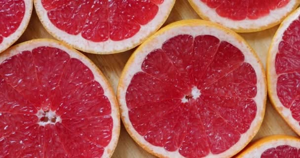 Eine Scheibe Obst Nehmen Während Die Grapefruits Rotieren Draufsicht — Stockvideo