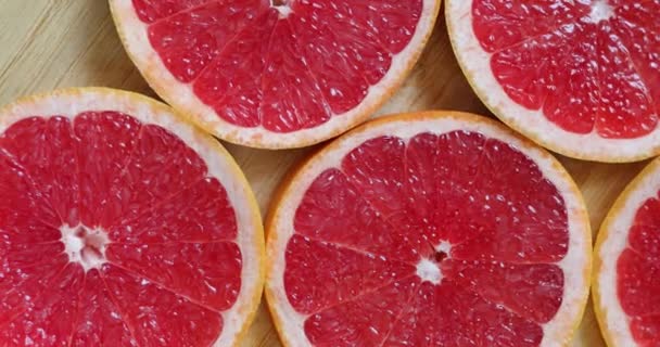 Neem een vrucht terwijl grapefruits roterende, top uitzicht — Stockvideo