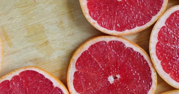 Coloque uma fruta enquanto toranja girando, vista superior — Vídeo de Stock
