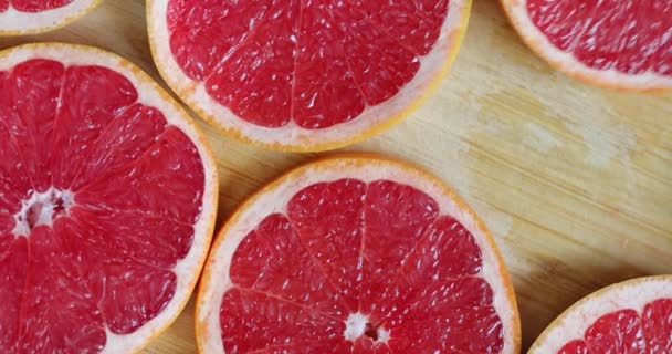 Put one fruit while grapefruits rotating, top view — Stock Video