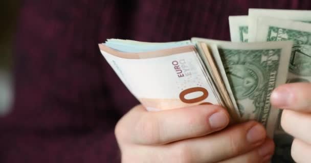 Manos masculinas contando dólares estadounidenses y dinero en euros — Vídeos de Stock