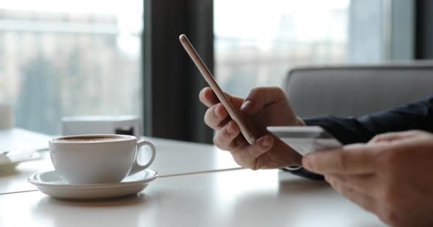 Banca en línea con teléfono inteligente, reescribir el número de tarjeta de crédito — Vídeo de stock