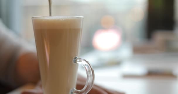 Blanda latte med sked närbild — Stockvideo