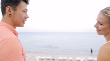 Mutlu genç çift denize bakarak elele