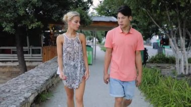 Genç çift hızlı deniz iskele üzerinde çalışan