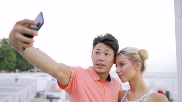 Junges Paar macht Selfie-Fotos von ihrem Kuss — Stockvideo
