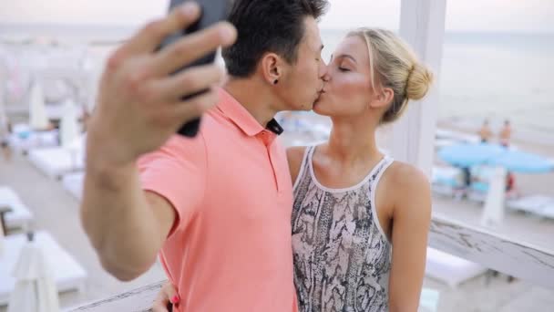 Молода пара робить селфі фотографії свого поцілунку — стокове відео