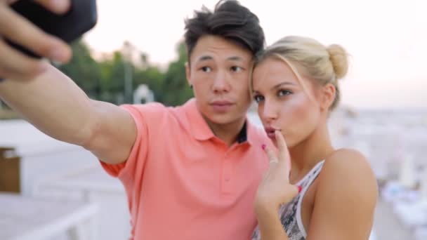 Casal jovem fazer fotos selfie quando eles juntos — Vídeo de Stock