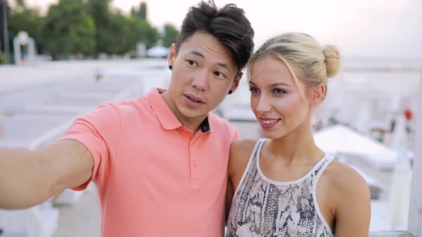 Casal Jovem Fazer Fotos Selfie Quando Eles Juntos — Vídeo de Stock