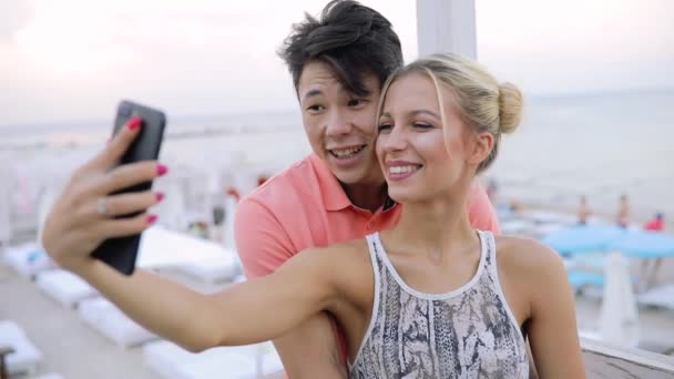 Jeune couple faire des photos mobiles quand ils ensemble — Video