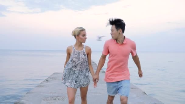海桟橋上で高速実行する若いカップル — ストック動画