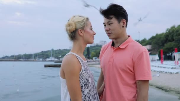 Pareja joven hablando ternura en el muelle del mar — Vídeos de Stock