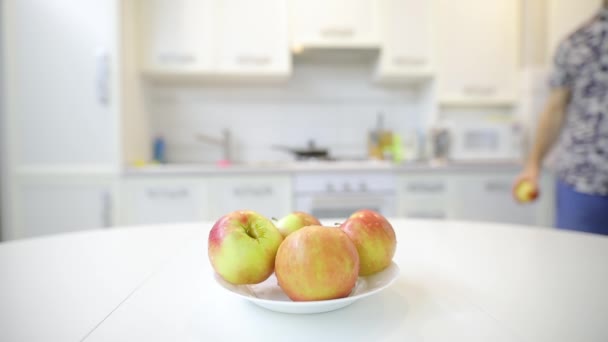 Pessoa colocar maçã fresca na placa na mesa — Vídeo de Stock