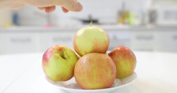 男性の手がプレートから新鮮なきれいなリンゴを取る — ストック動画