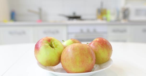 Męskiej ręki wziąć świeże czyste dojrzałe jabłka z płytki — Wideo stockowe