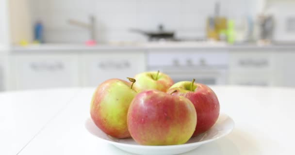 Masculino mão coloca fresco limpo maduro maçã a partir de prato — Vídeo de Stock
