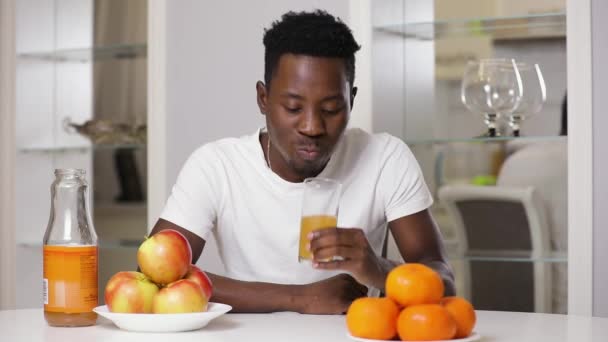 Ικανοποιημένοι αφρικανική αμερικανική άνθρωπος που πίνει φρέσκο χυμό — Αρχείο Βίντεο