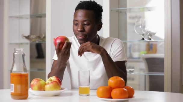 African american man eten apple — Stockvideo