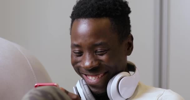 Afrikaanse man muziek thuis beluisteren — Stockvideo