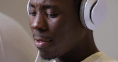 Afrika adam evde closeup müzik