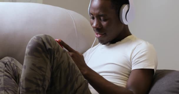 Homem ouvindo música em casa — Vídeo de Stock