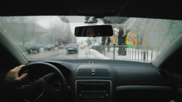 Besturen van auto op besneeuwde winterdag, uitzicht vanaf cabine — Stockvideo