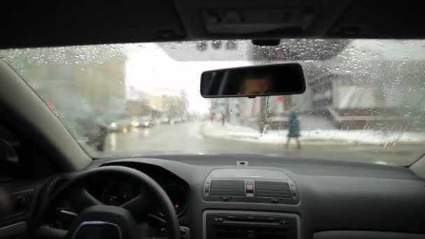 Besturen van auto op besneeuwde winterdag, uitzicht vanaf cabine — Stockvideo