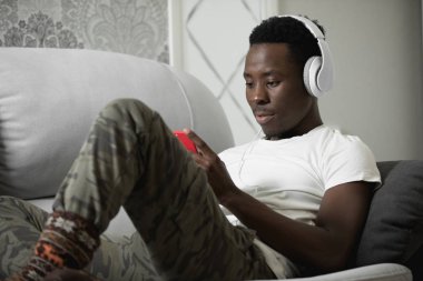Evde müzik Afrika rahat koltukta yalan söylemeyi