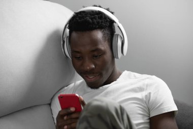 Afrikalı adam müzik dinliyor.