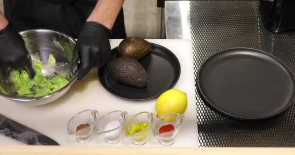 Preparación de tostadas de aguacate y guacamole a partir de diferentes ingridientes — Vídeo de stock