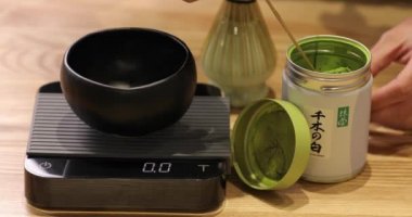 Matcha çay tozu tartmak