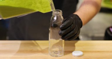 Yeşil smoothie restoran bar Counter şişe içine dökme