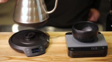 Matcha çay hazırlama, 30 g sıcak su dökün