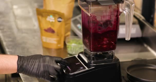 Mélange de fruits dans un mélangeur — Video