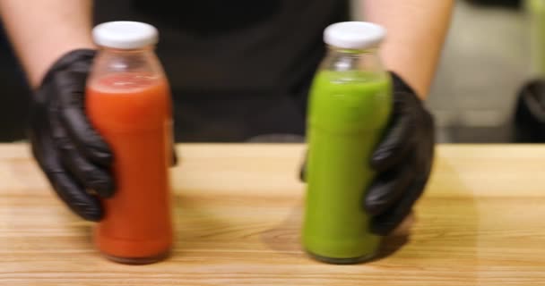 Seus dois smoothie em garrafas está pronto no balcão de bar — Vídeo de Stock