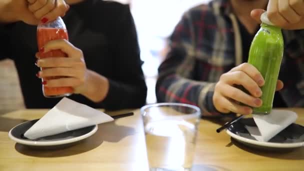 Couple méconnaissable boire ensemble smoothie sain à partir de bouteilles — Video