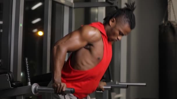 Афроамериканець людиною віджимань у тренажерному залі на паралельних брусах — стокове відео