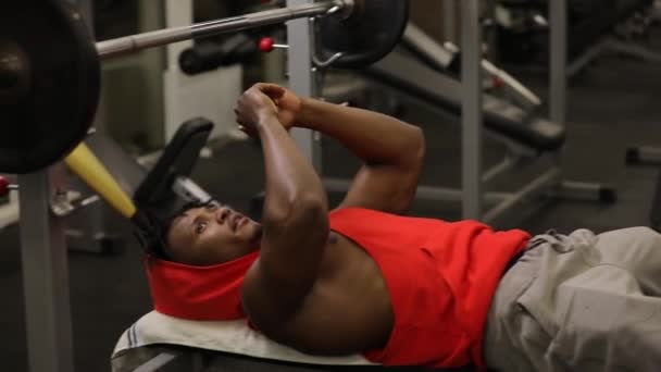 Африканский американский спортсмен поднимает шашлык в спортзале — стоковое видео