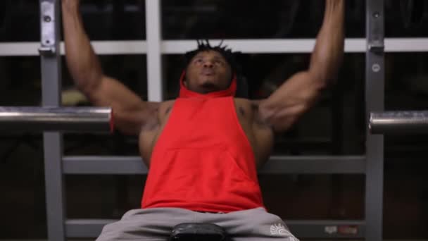 Afrikanisch-amerikanischer Sportler hebt Langhantel im Fitnessstudio — Stockvideo