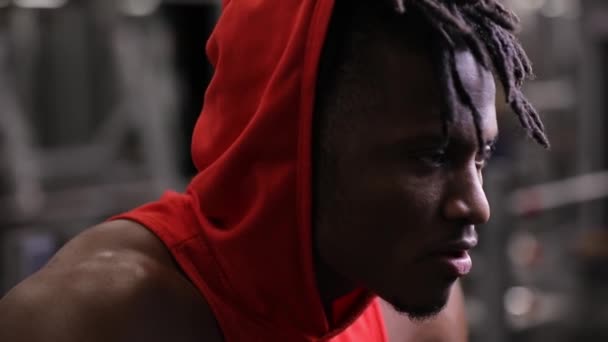Retrato del deportista afroamericano listo para levantar la barbacoa en el gimnasio — Vídeos de Stock