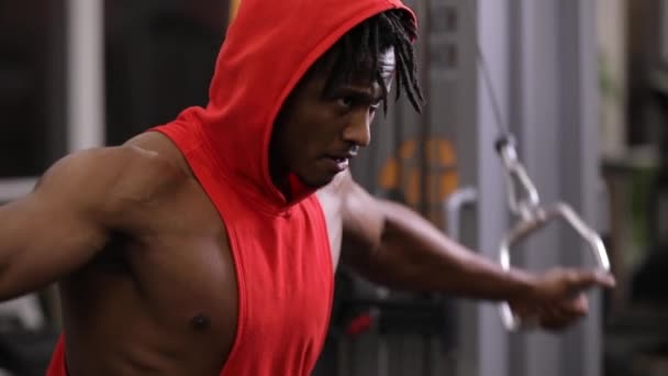 African american mannen att bedriva utbildning apparater i gymmet — Stockvideo