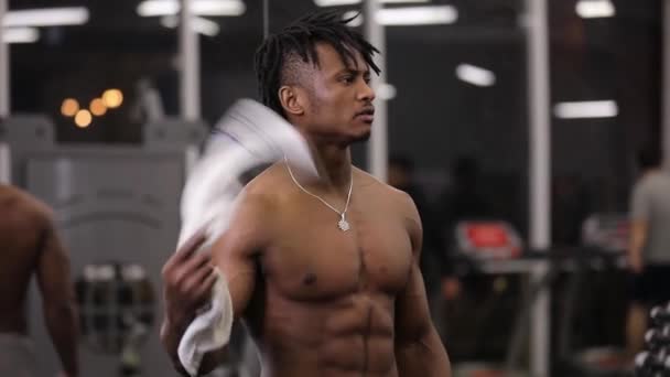 Portrait de l'homme afro-américain topless avec serviette dans la salle de gym — Video